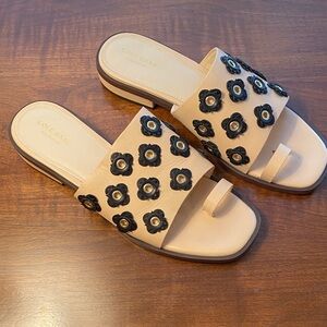 Nice tie ring sandals with leather and brass details.